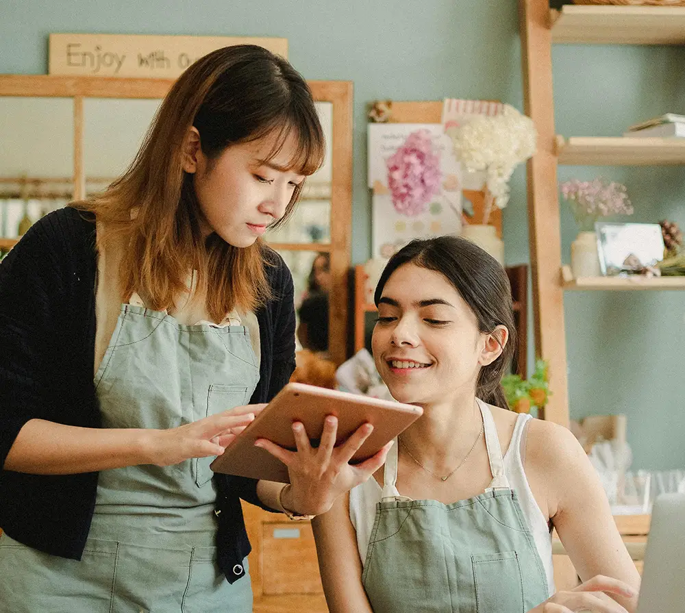 Artisan présentant son activité en ligne depuis une tablette