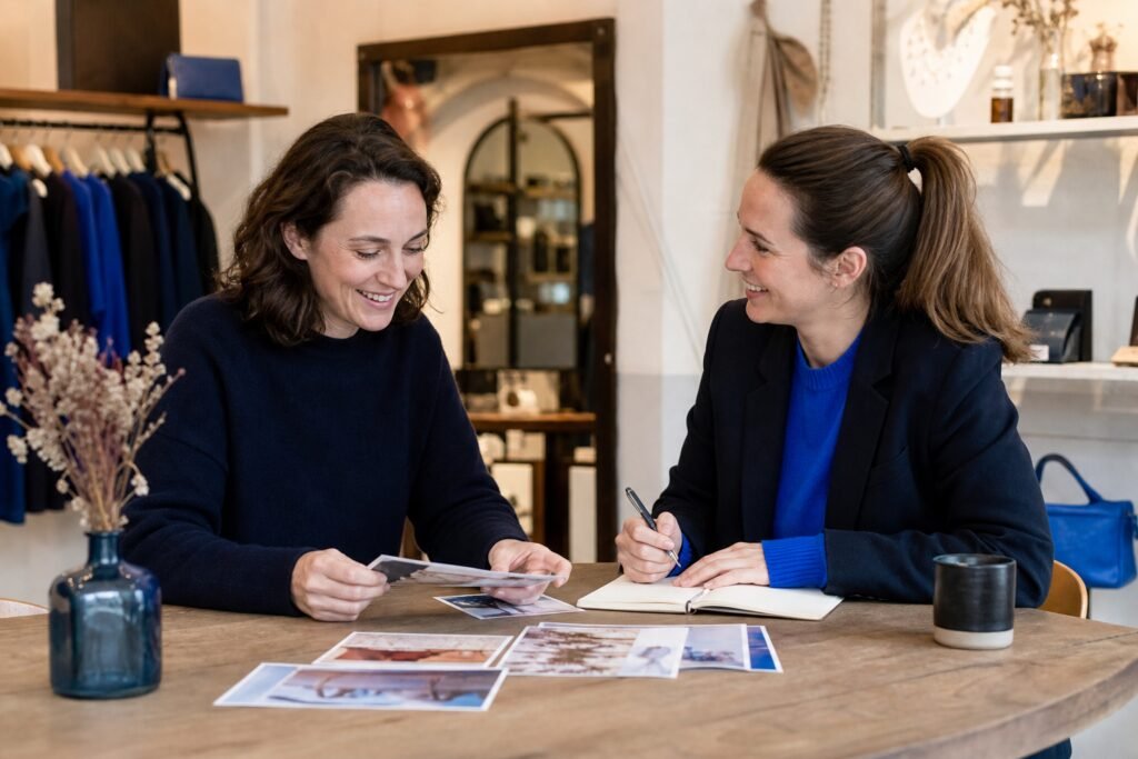 Entrepreneuse et responsable communication préparant des contenus en boutique
