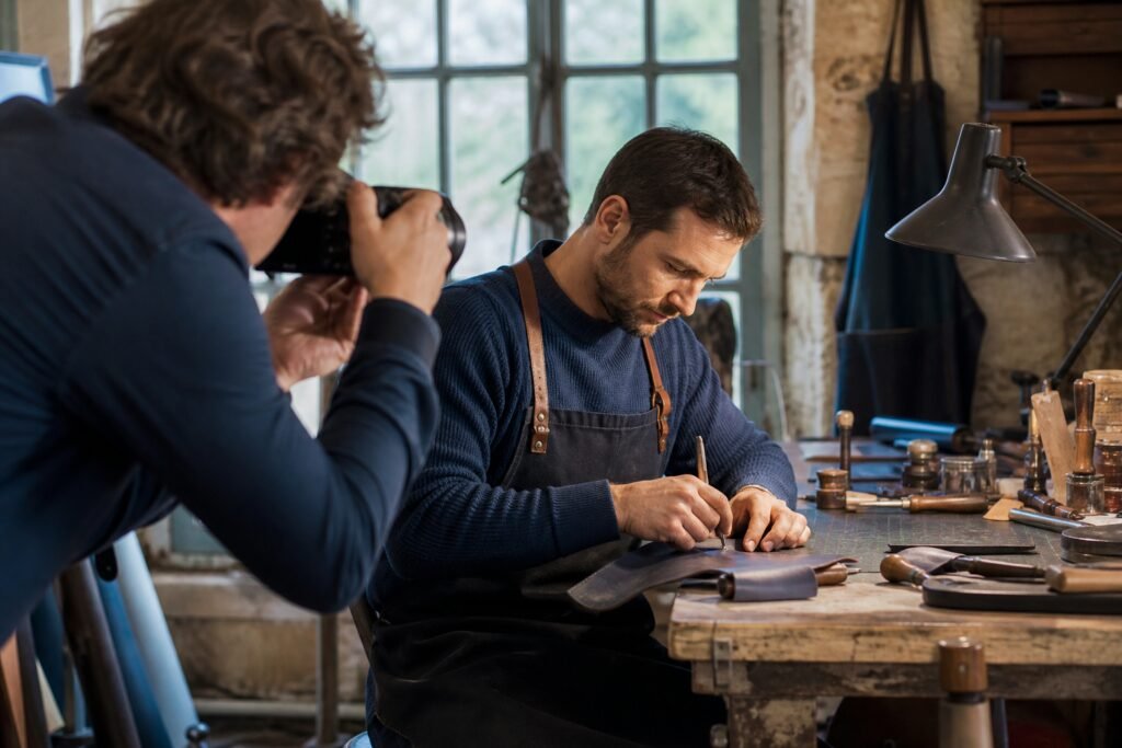 Photographe capturant le travail d’un artisan dans son atelier